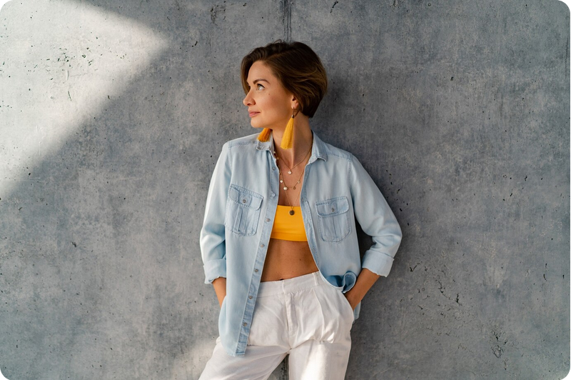 džinsiniai marškiniai ir baltos kelnės