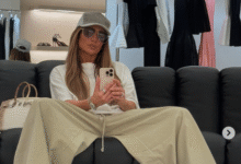 J. Lo sėdi ir daro selfie