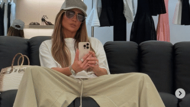 J. Lo sėdi ir daro selfie