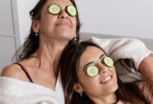 mama su dukra užsidėjusios akių kaukę