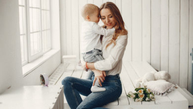 mama su vaiku ant rankų