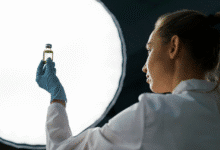 moteris mokslininkė laiko užšalkdytš kiaušialasčių buteliuką