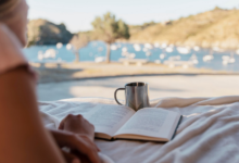 moteris su knyga atostogų metu