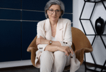 vyresnė moteris sėdi ofise