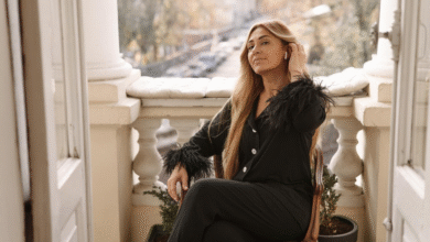 brandi moteris sėdi krėsle