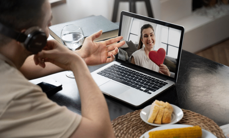 jauni žmonės bendrauja virtualiai