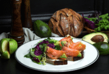 lašišos sumuštinukai lėkštęje ant stalo