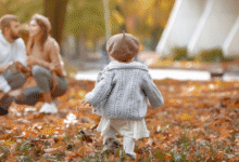 moteris su partneriu ir jo dukra parke