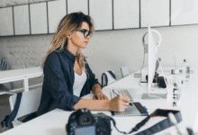 moteris web dizainerė dirba ofise