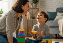 mama ir vaikas žaidžia su kaladėlėmis