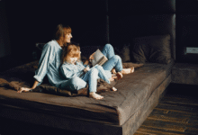 mama su dukra guli lovoje ir skaito knygą