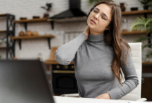 moteriai darbe skauda kaklą ir pečius