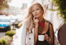 simpatiška moteris žiūri valiūkiškai