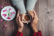 vyro rankos laiko moters rankas