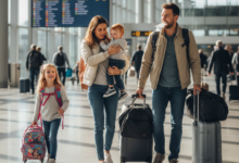 tėvai su vaikais ruošiasi skrydžiui oro uoste