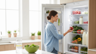 moteris ima produktus iš šaldytuvo