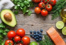 įvairūs maisto produktai ant stalo