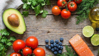 įvairūs maisto produktai ant stalo