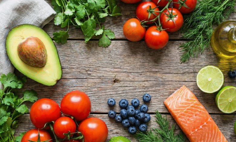 įvairūs maisto produktai ant stalo