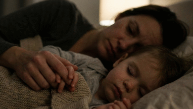 mama guli apsikabinusi vaiką