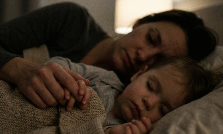 mama guli apsikabinusi vaiką