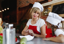 moteris ruošiasi gaminti