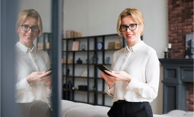 moteris stovi patalpoje ir jos atvaizdas atsispindi stikle