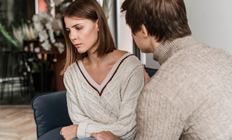 moteris su vyru sėdi, vyras dar spaudimą