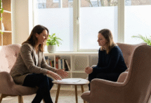 moteris vadovė kalba su darbuotoja ir pateikia atgalinį ryšį