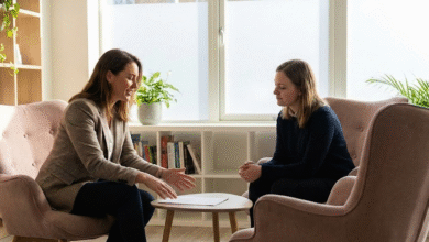 moteris vadovė kalba su darbuotoja ir pateikia atgalinį ryšį