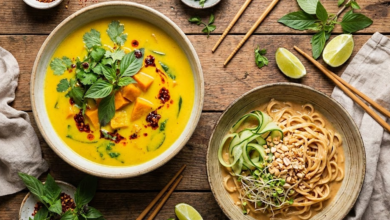 iš viršaus dvi lėkštės patiekalų