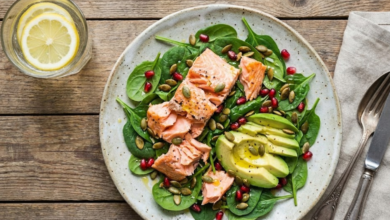 lašišos ir avokado salotos lėkštėje