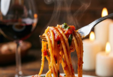 makaronai pakabinti su šakute iš arti