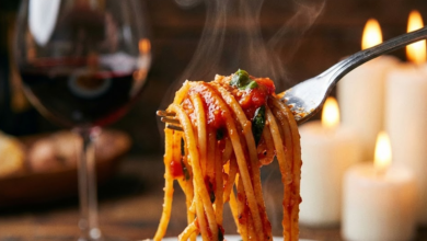 makaronai pakabinti su šakute iš arti