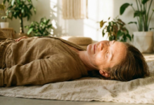 moteris guli atsipalaidavusi ir medituoja