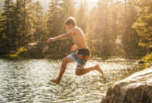 paauglys nuo akmens šoka į vandenį