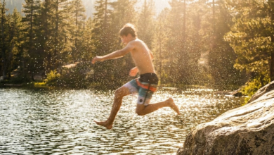 paauglys nuo akmens šoka į vandenį