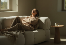 Moteris atsipalaidavusi guli ir žiūri į dangų, iliustruodama, kodėl tingėti sveika ir būtina psichologinei sveikatai