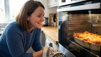 moteris kepa lazaniją orkaitėje