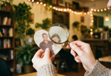 moters su padidinimo stiklu tyrinėja širdies formos dėlionė