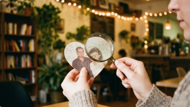 moters su padidinimo stiklu tyrinėja širdies formos dėlionė