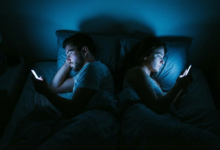 pora gili lovoje nusisukę vienas nuo kito ir scrolina soc tinkluose