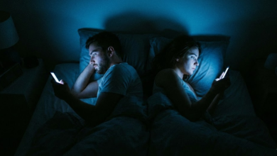 pora gili lovoje nusisukę vienas nuo kito ir scrolina soc tinkluose