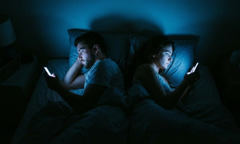 pora gili lovoje nusisukę vienas nuo kito ir scrolina soc tinkluose