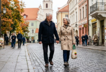 65 metų vyras ir moteris eina miesto gatve