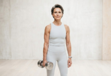 Brandžios moters, laikančios svarmenį, meninis portretas, simbolizuojantis jėgą ir ilgaamžiškumą po 50 metų.