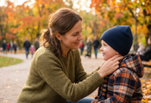 Mama lauke tikrina vaiko sprandą, norėdama įsitikinti, kad jis neperkaito
